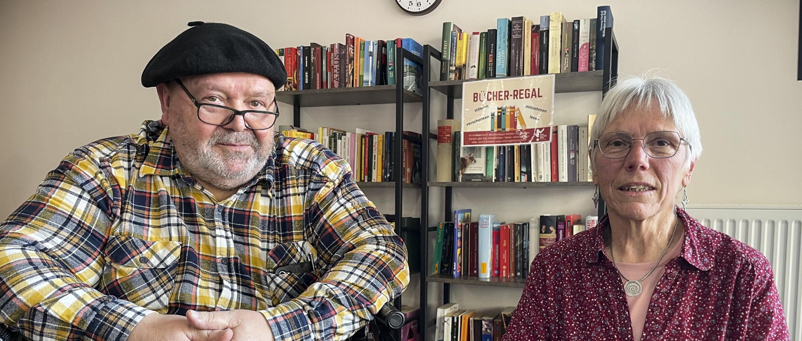 Rentner Hans Funk und Lydia Fried, Sozialarbeiterin beim Caritasverband Schaumberg-Blies, berichten am 19. März in Neunkirchen über die Teilnahme an der Aktion Bürgergeldfasten der Caritas.