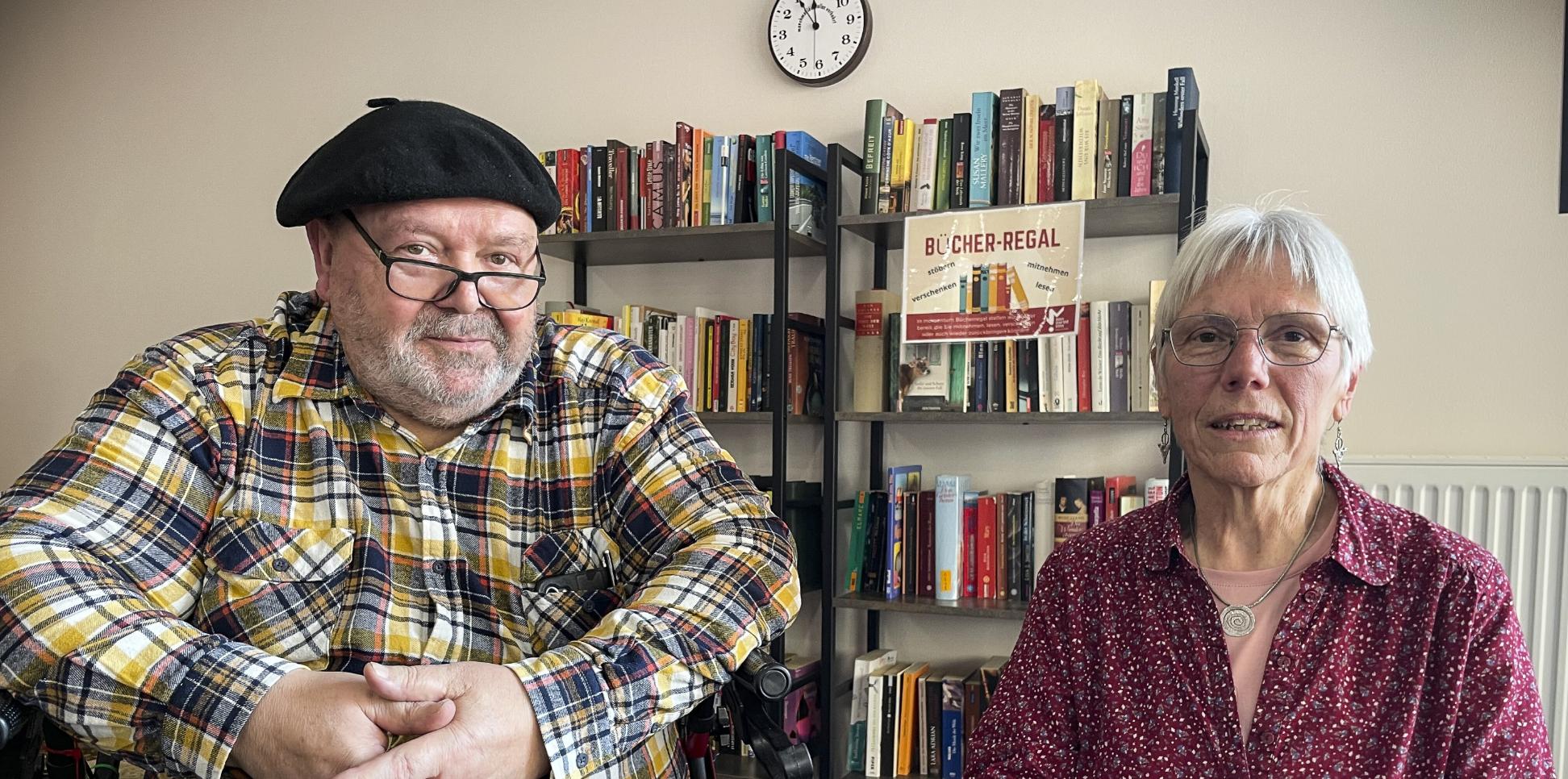 Rentner Hans Funk und Lydia Fried, Sozialarbeiterin beim Caritasverband Schaumberg-Blies, berichten am 19. März in Neunkirchen über die Teilnahme an der Aktion Bürgergeldfasten der Caritas.
