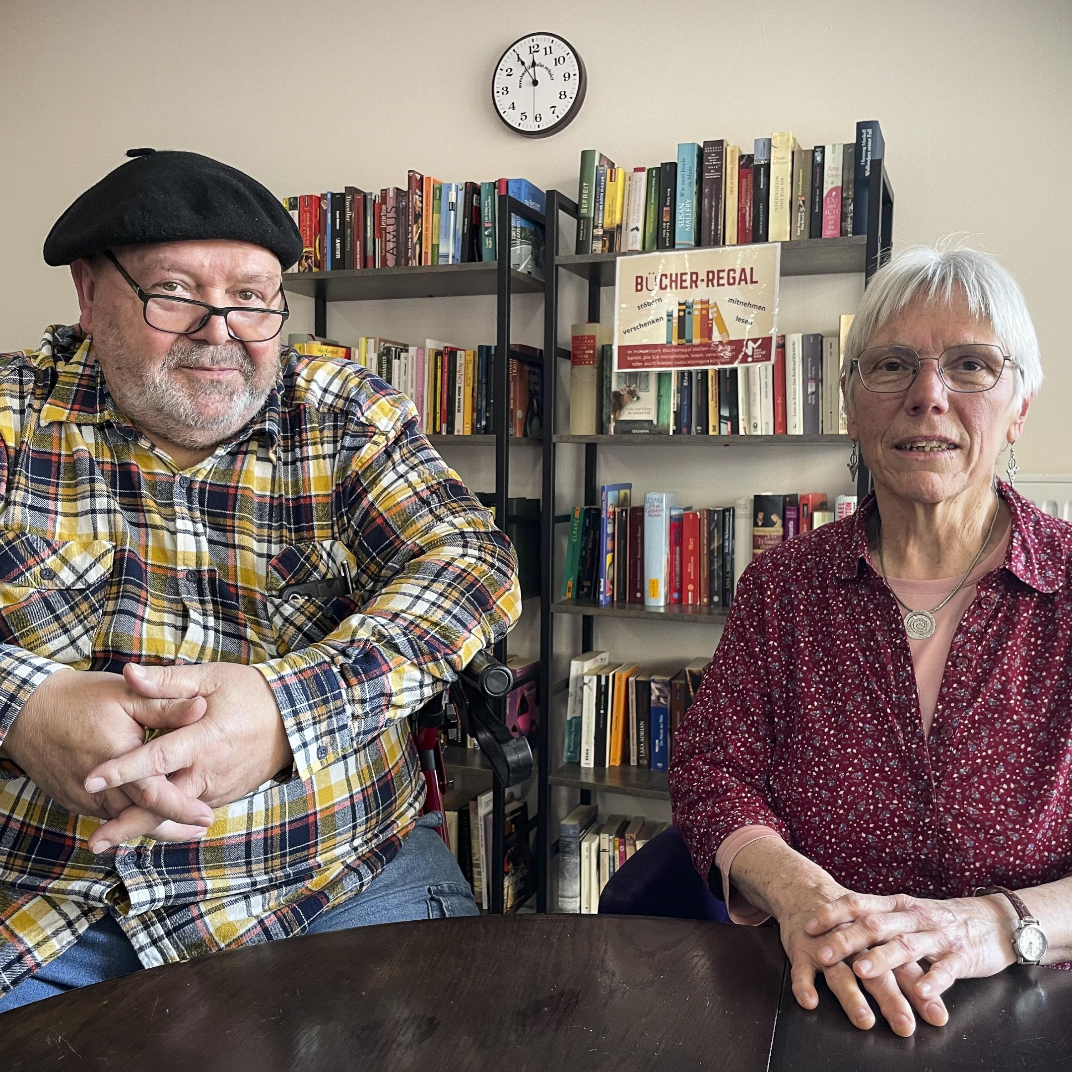 Rentner Hans Funk und Lydia Fried, Sozialarbeiterin beim Caritasverband Schaumberg-Blies, berichten am 19. März in Neunkirchen über die Teilnahme an der Aktion Bürgergeldfasten der Caritas.