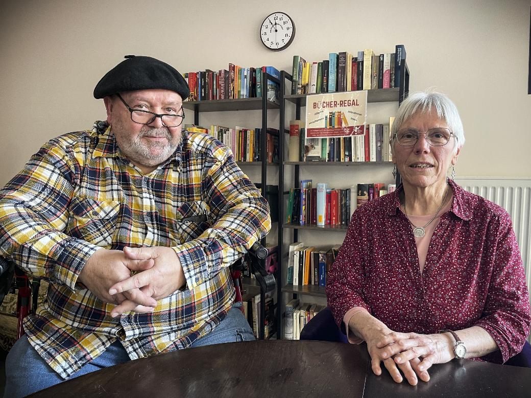 Rentner Hans Funk und Lydia Fried, Sozialarbeiterin beim Caritasverband Schaumberg-Blies, berichten am 19. März in Neunkirchen über die Teilnahme an der Aktion Bürgergeldfasten der Caritas.