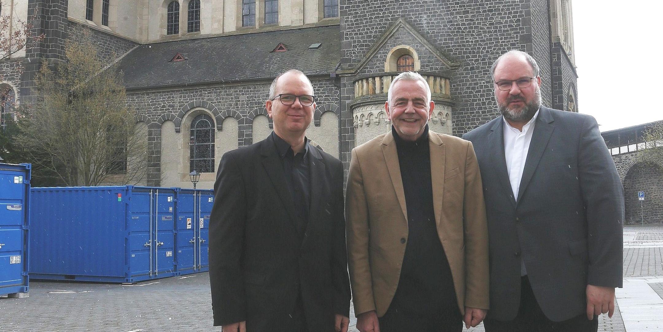 Das Leitungsteam des Pastoralen Raums Mayen (von links: Marek Jost, Thomas Fößel und Dekan Jörg Schuh) vor der Kirche Herz-Jesu, wo die Hauptbühne der Burgfestspiele  aufgebaut wird.