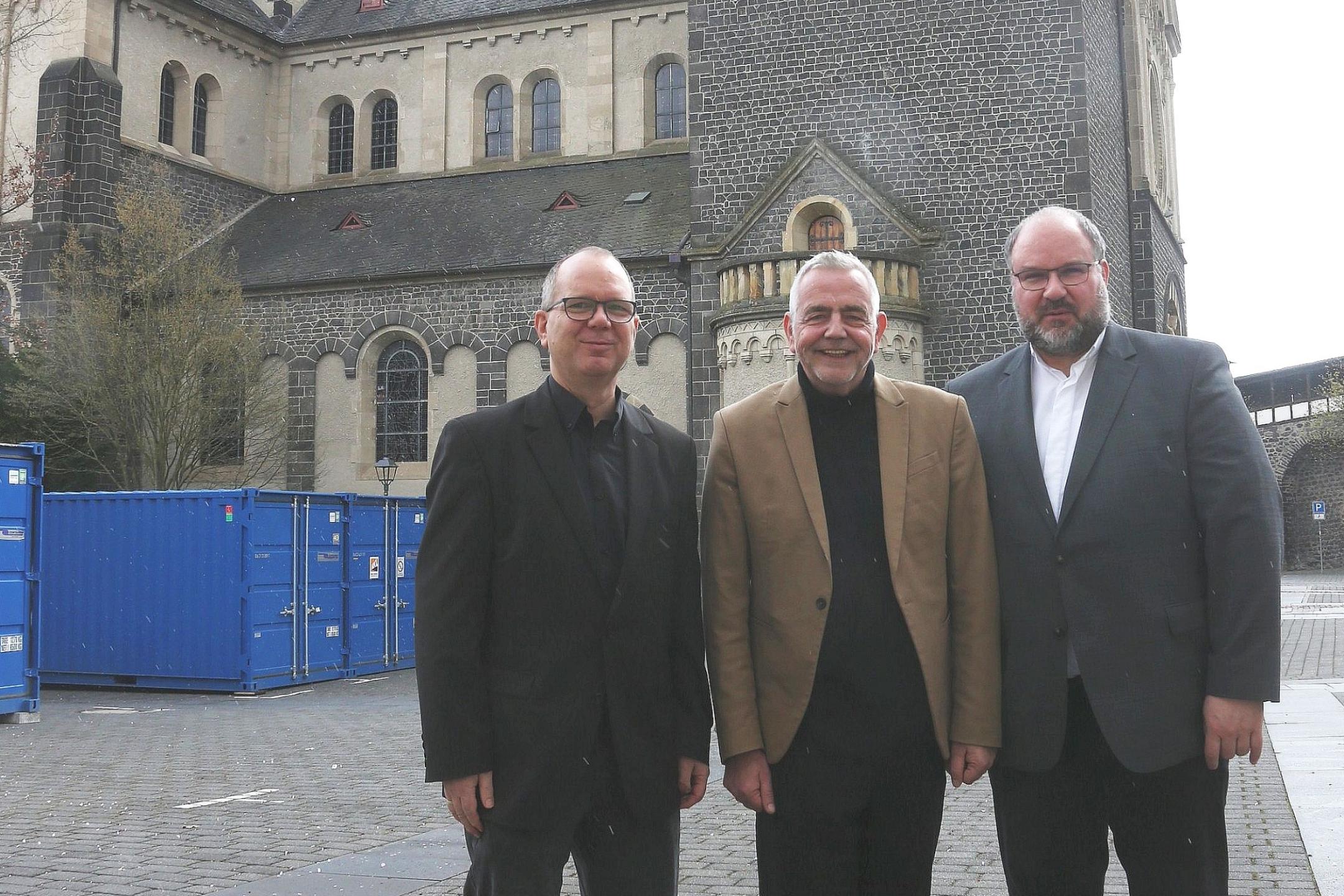 Das Leitungsteam des Pastoralen Raums Mayen (von links: Marek Jost, Thomas Fößel und Dekan Jörg Schuh) vor der Kirche Herz-Jesu, wo die Hauptbühne der Burgfestspiele  aufgebaut wird.