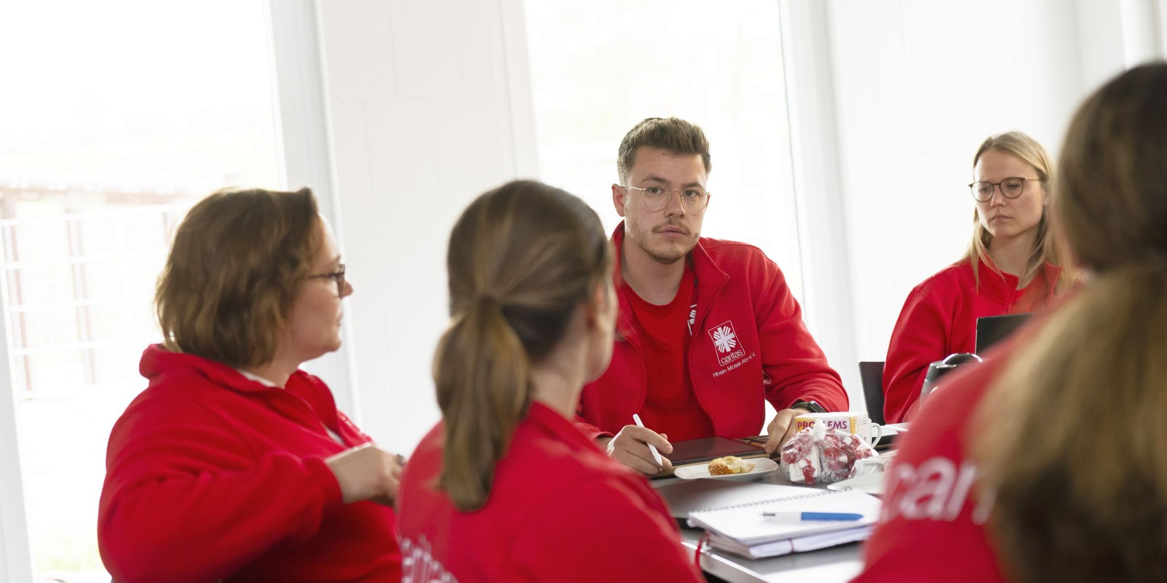 Das Fluthilfeteam bei einer Besprechung