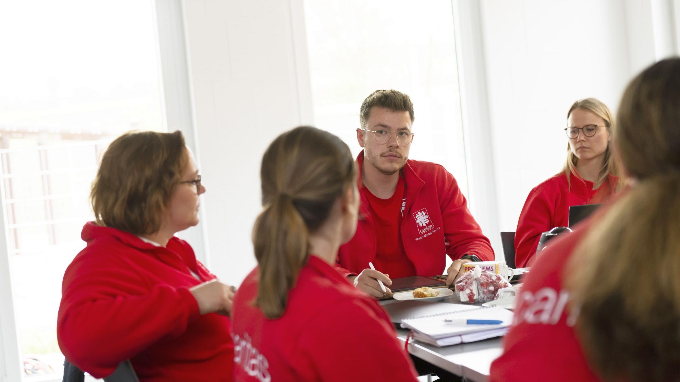 Das Fluthilfeteam bei einer Besprechung