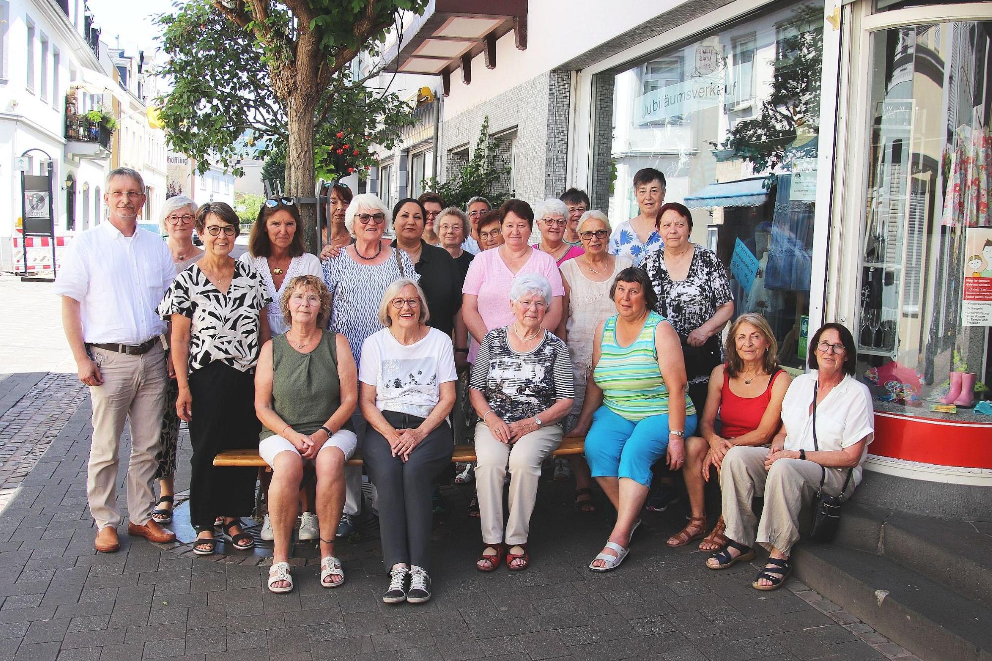 Eine Gruppe Menschen lächelt in die Kamera