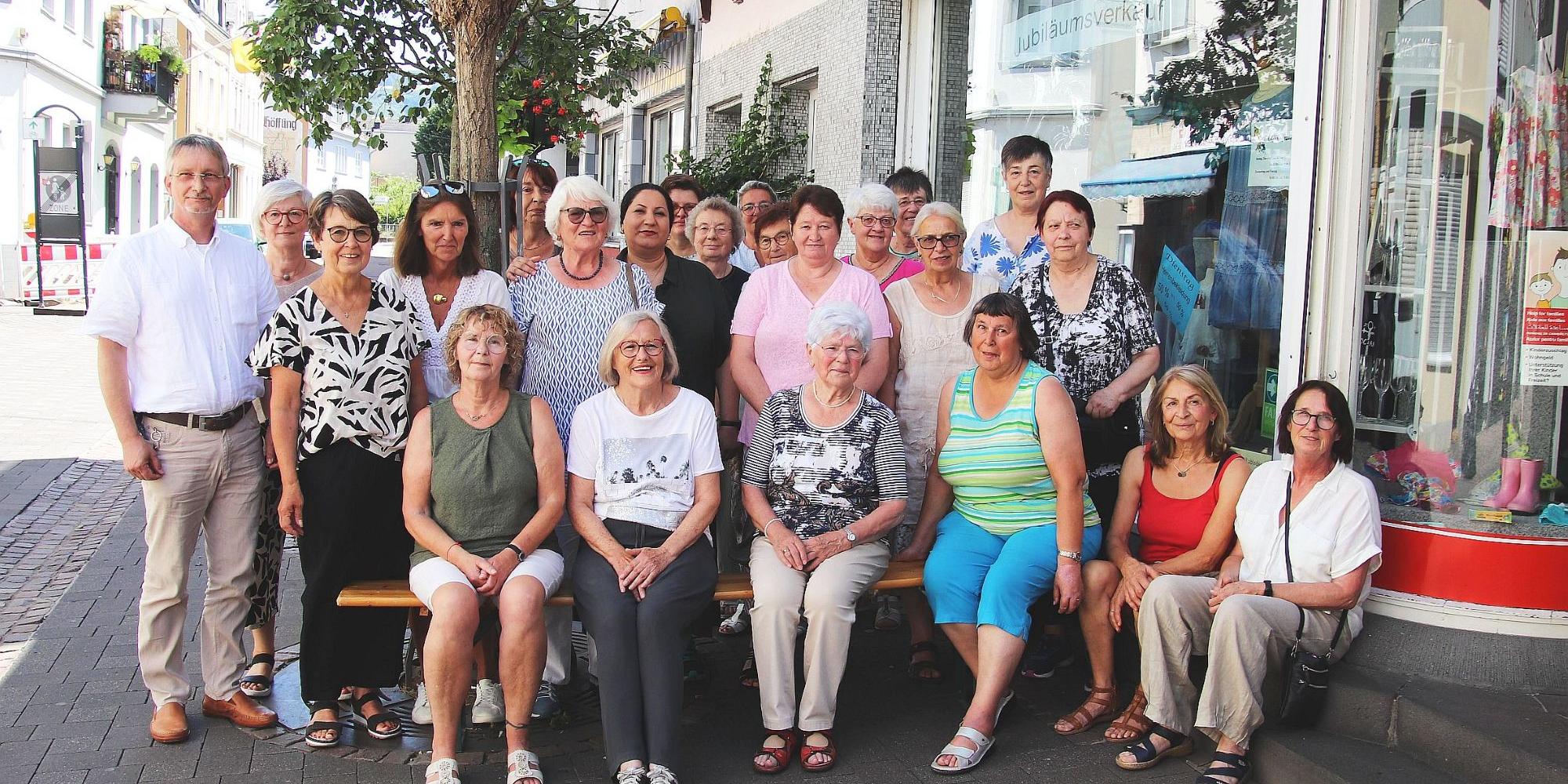 Eine Gruppe Menschen lächelt in die Kamera