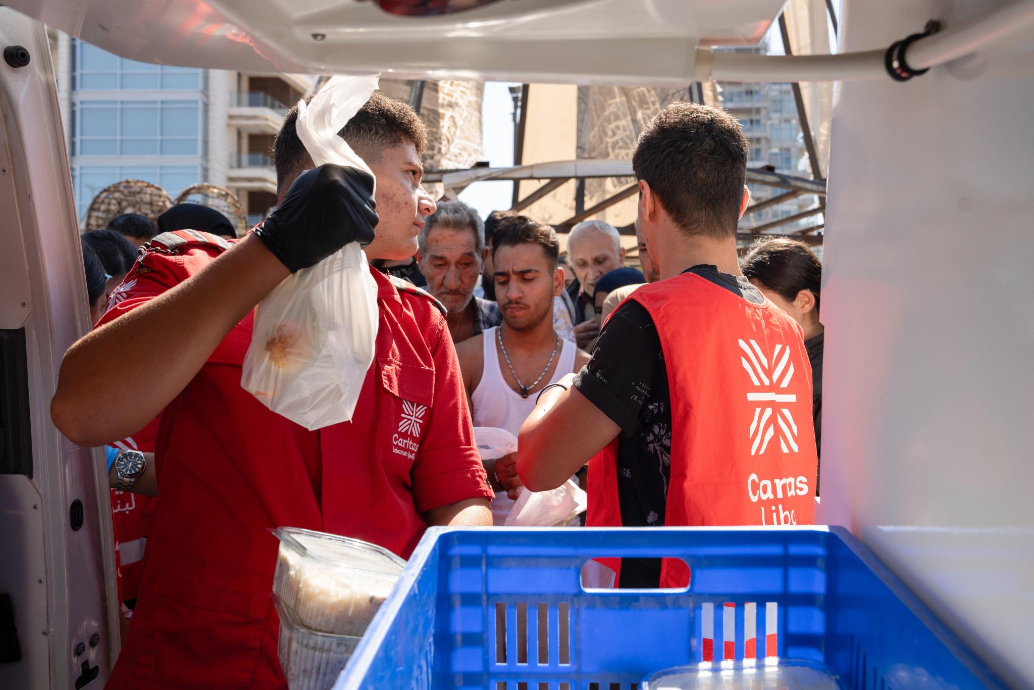 Ein Freiwilligenteam der Caritas Libanon verteilt in Beirut Lebensmittel an Menschen, die obdachlos geworden sind.