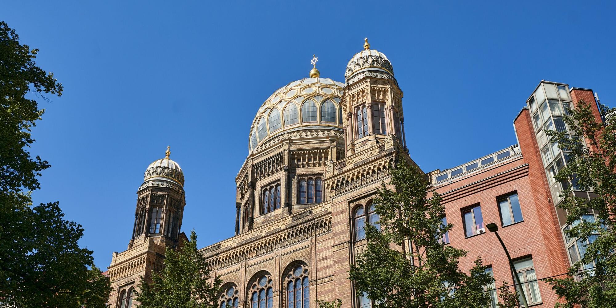 Die neue Synagoge in Berlin mit den teilvergoldeten Kuppeln zieht mit ihrem vielfältigen Angebot zahlreiche Schulklassen und Touristen an.