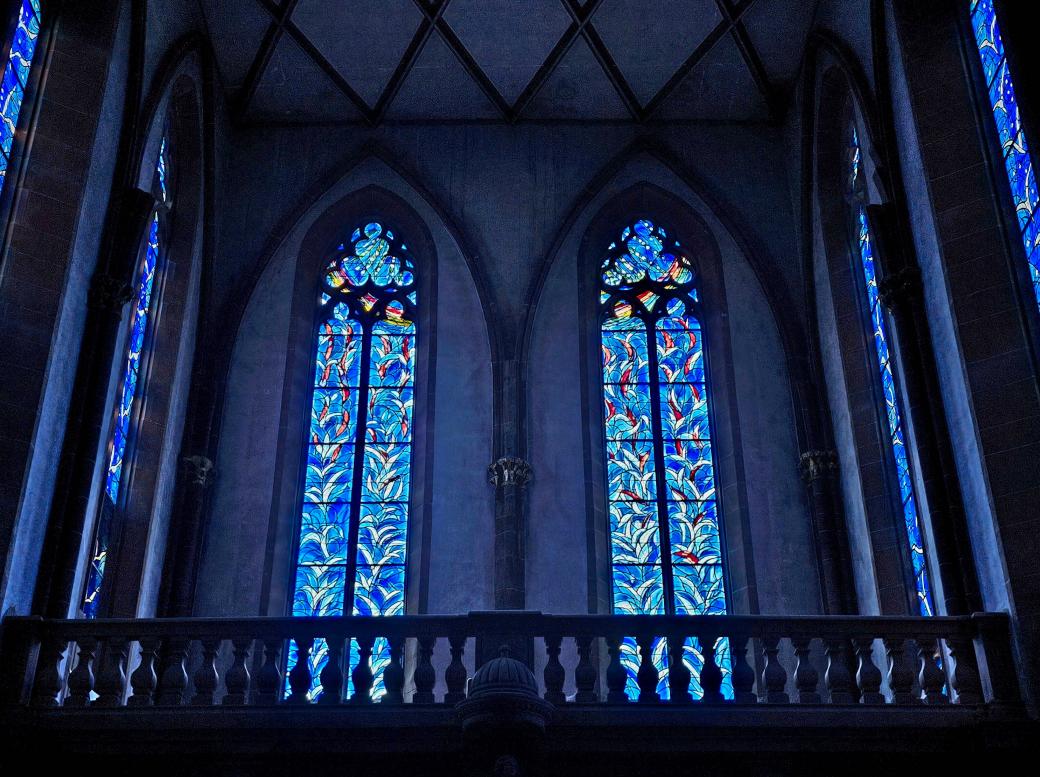 Die Fenster von Marc Chagall in der Kirche St. Stephan in Mainz sind eine Touristenattraktion