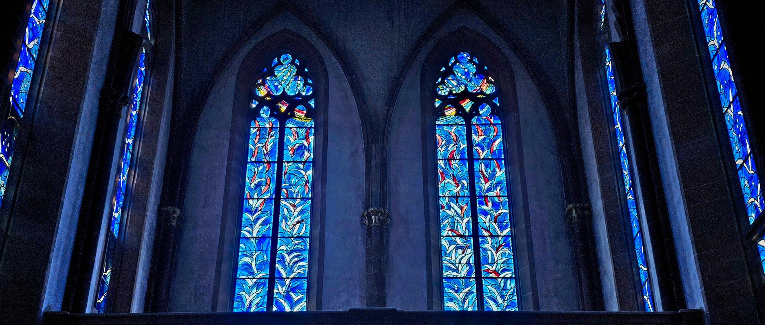 Die Fenster von Marc Chagall in der Kirche St. Stephan in Mainz sind eine Touristenattraktion