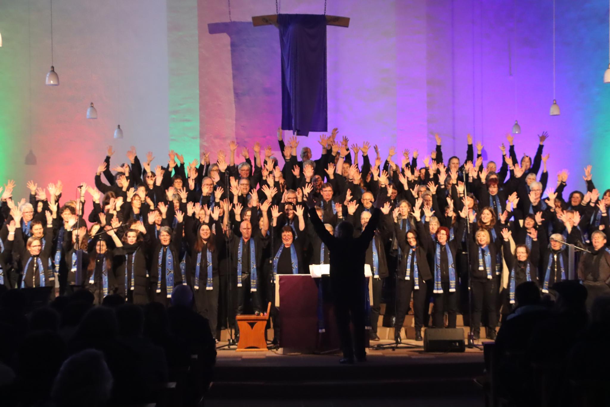 Sängerinnen und Sänger im Alter zwischen zehn und 80 Jahren haben sich für das Gospelchorprojekt zusammengefunden.