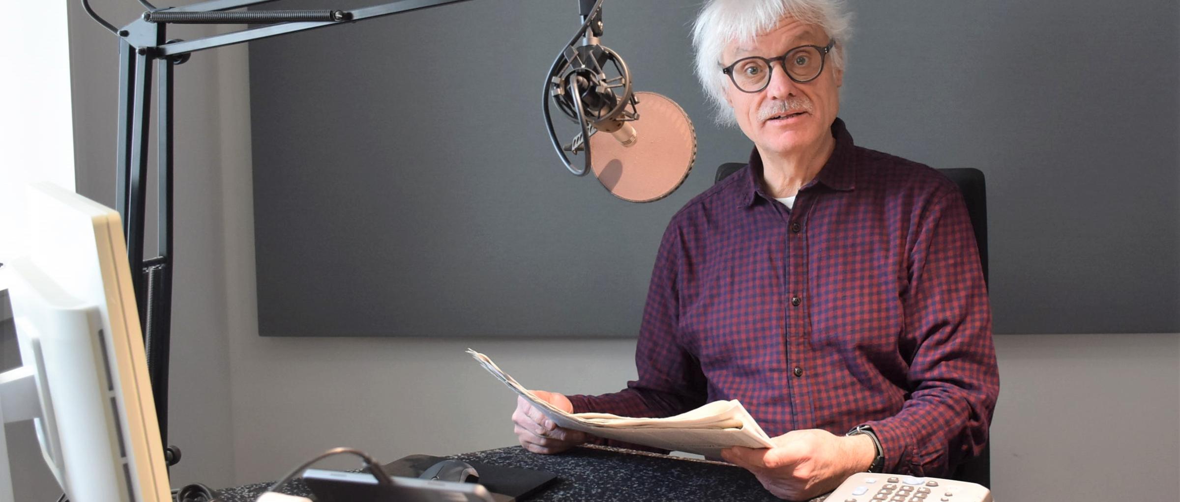 Clemens Berwanger liest im Tonpost-Studio Texte ein.