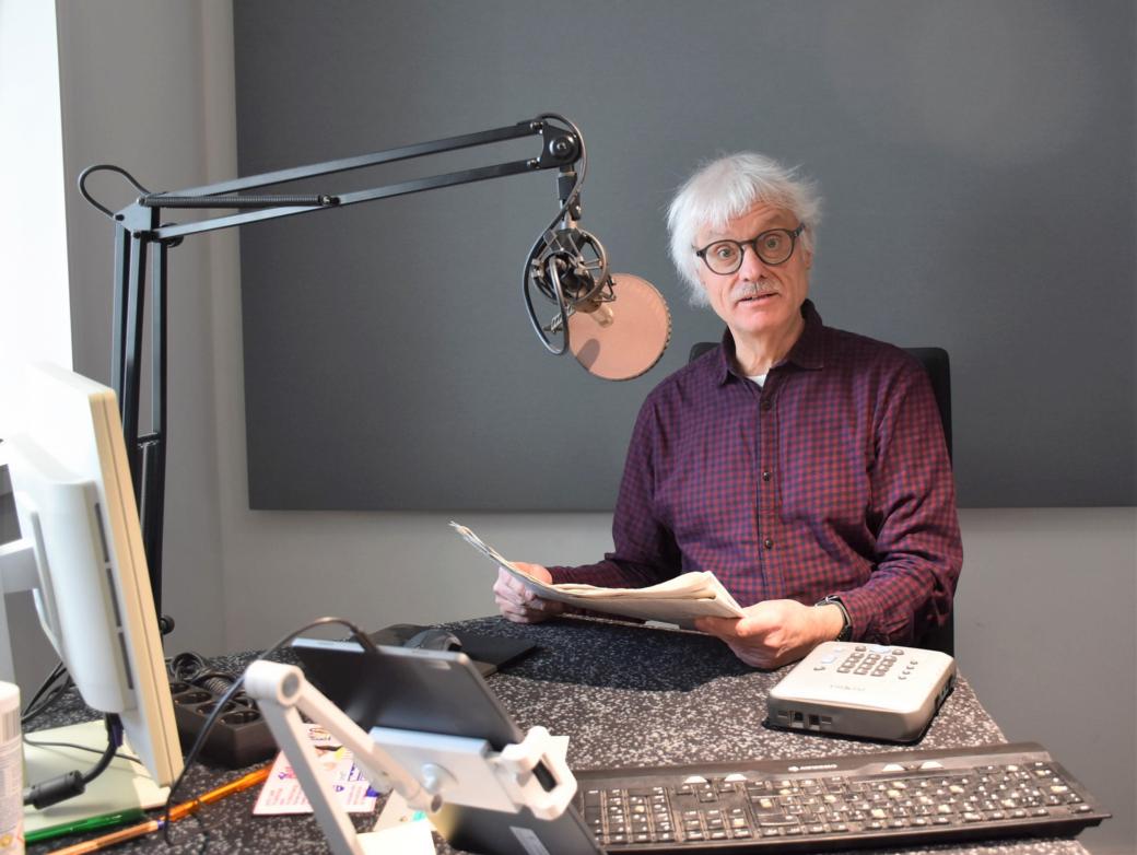 Clemens Berwanger liest im Tonpost-Studio Texte ein.