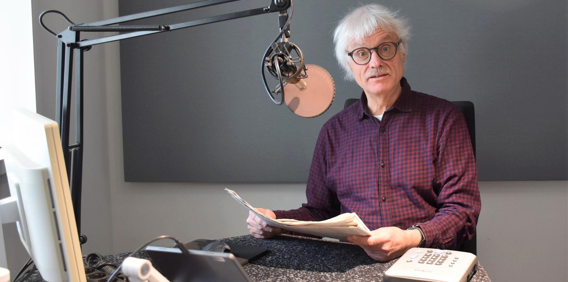 Clemens Berwanger liest im Tonpost-Studio Texte ein.