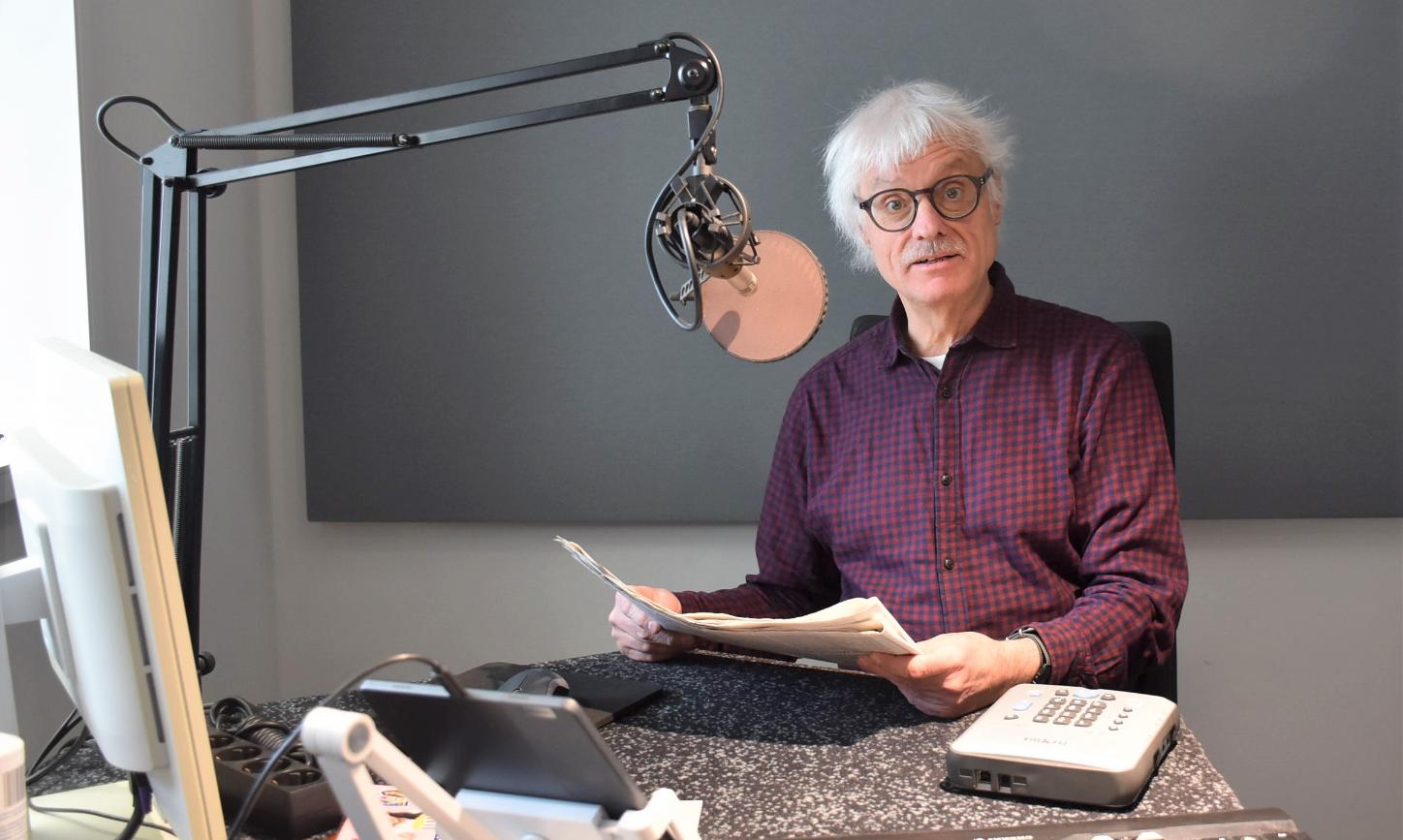 Clemens Berwanger liest im Tonpost-Studio Texte ein.