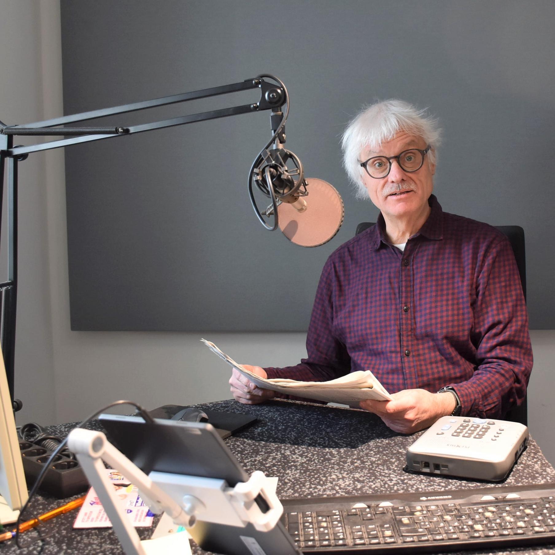 Clemens Berwanger liest im Tonpost-Studio Texte ein.