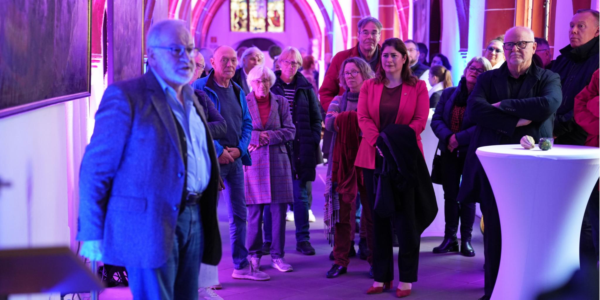 Autor Stefan Kritten (links) erläutert an Gemälden im Kreuzgang die Werke der Barmherzigkeit. (c) Stefan Endres Autor Stefan Kritten (links) erläutert an Gemälden im Kreuzgang die Werke der Barmherzigkeit.