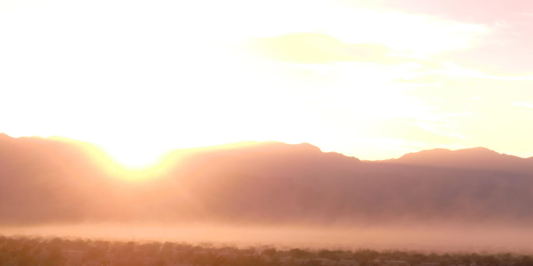 Sonnenaufgang über dem Death Valley (deutsch: Tal des Todes), einem Wüstental im Osten Kaliforniens in den USA.