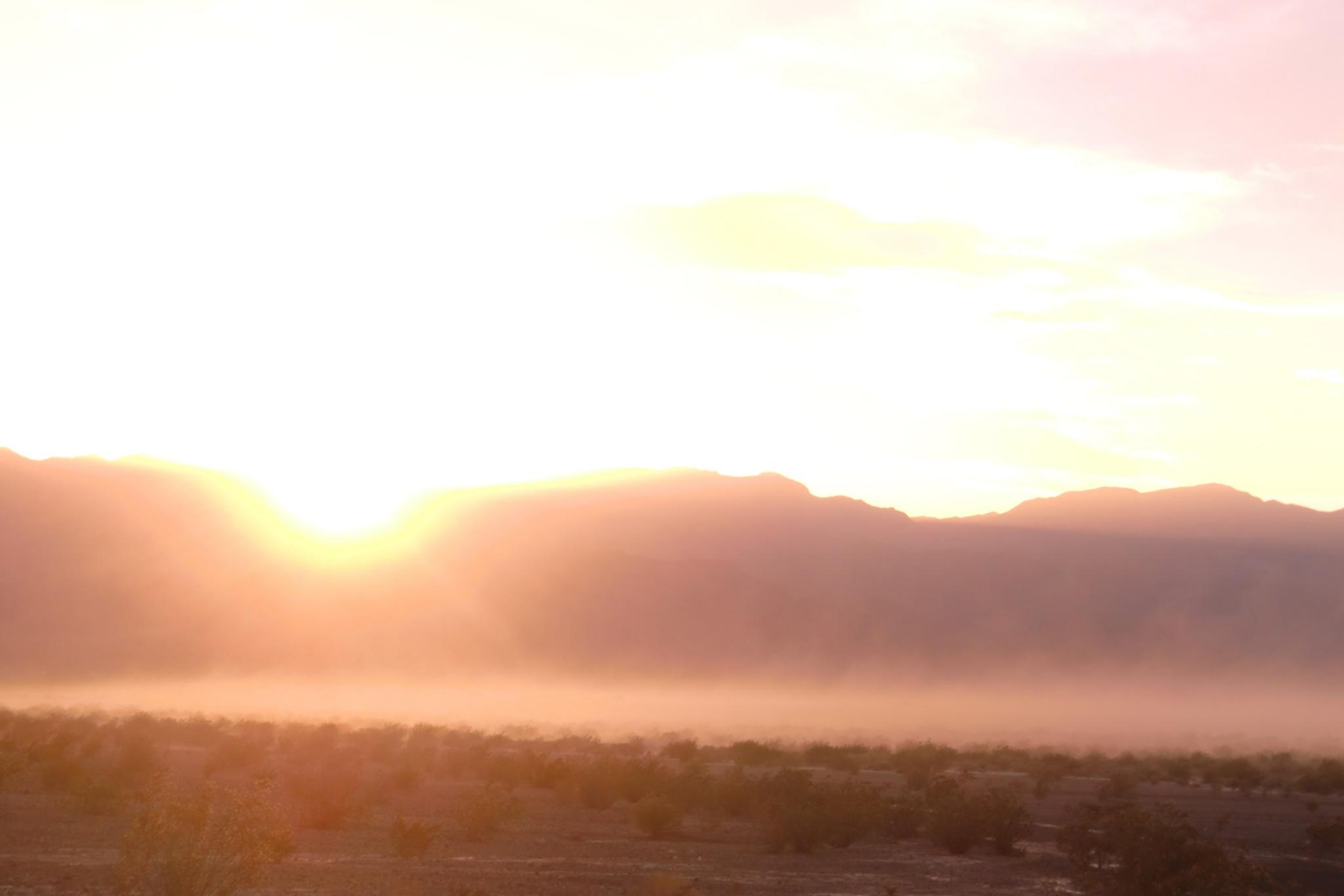 Sonnenaufgang über dem Death Valley (deutsch: Tal des Todes), einem Wüstental im Osten Kaliforniens in den USA.
