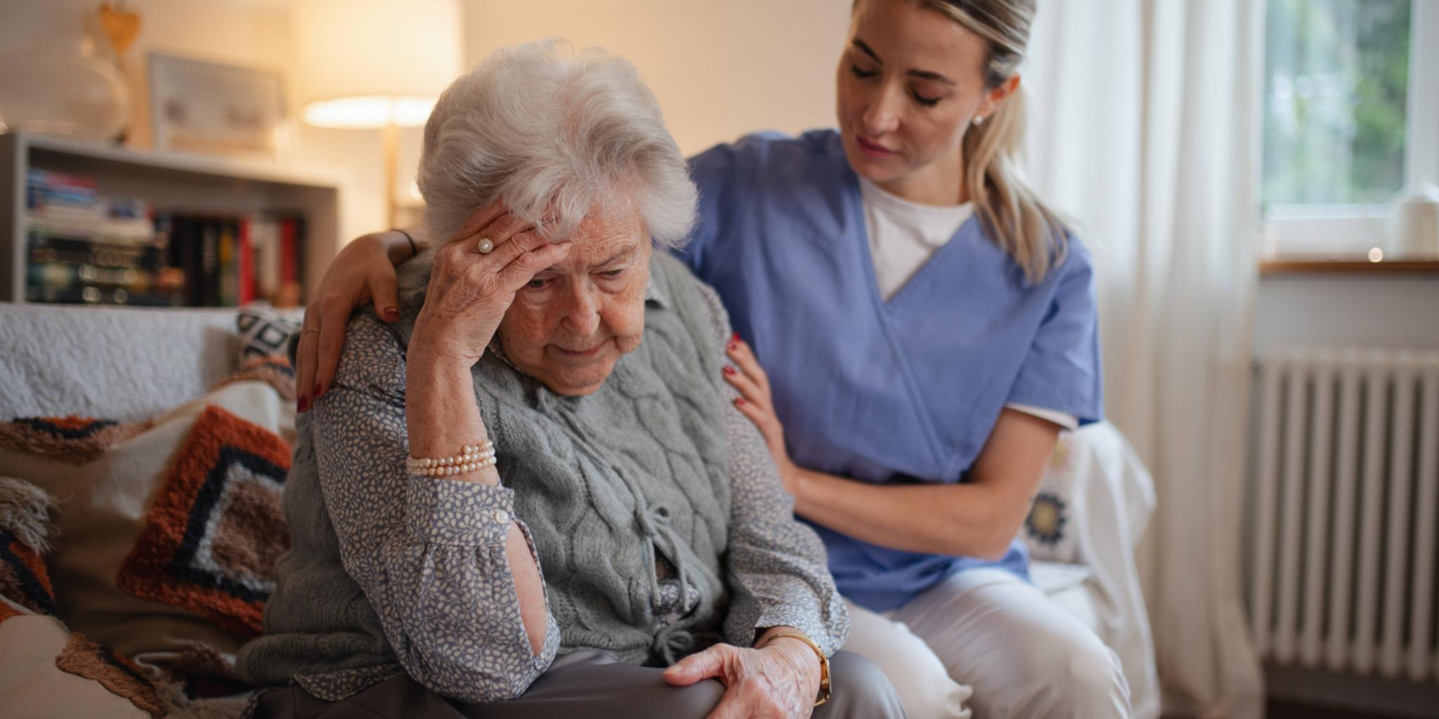 Eine junge Frau tröstet eine ältere Frau.