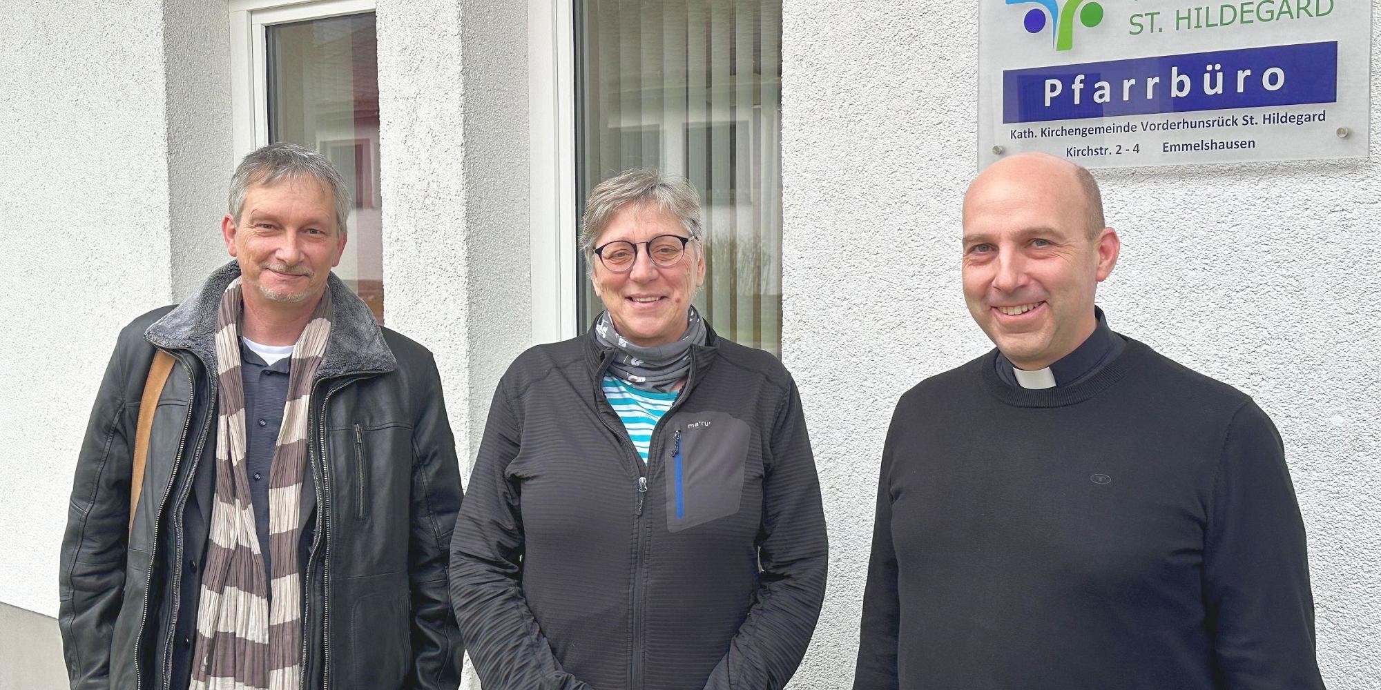 Caritasdirektor Dr. Jens Werner, Gemeindereferentin Petra Kollmar und Pfarrer Christian Adams (von links) freuen sich über die Resonanz.