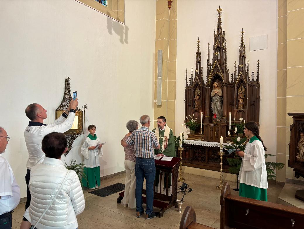 Ein Priester segnet ein Ehepaar