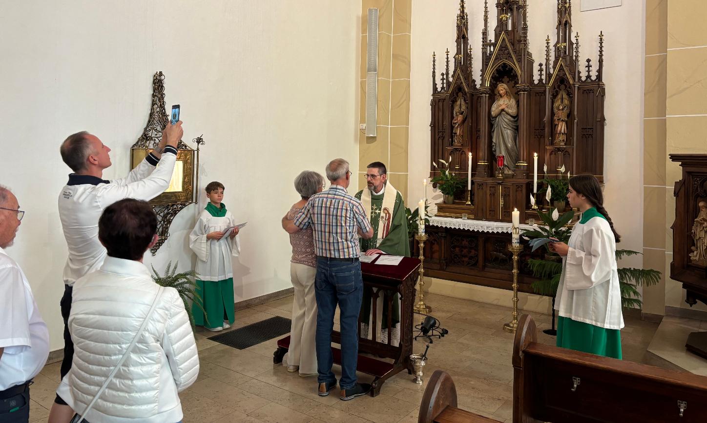 Ein Priester segnet ein Ehepaar