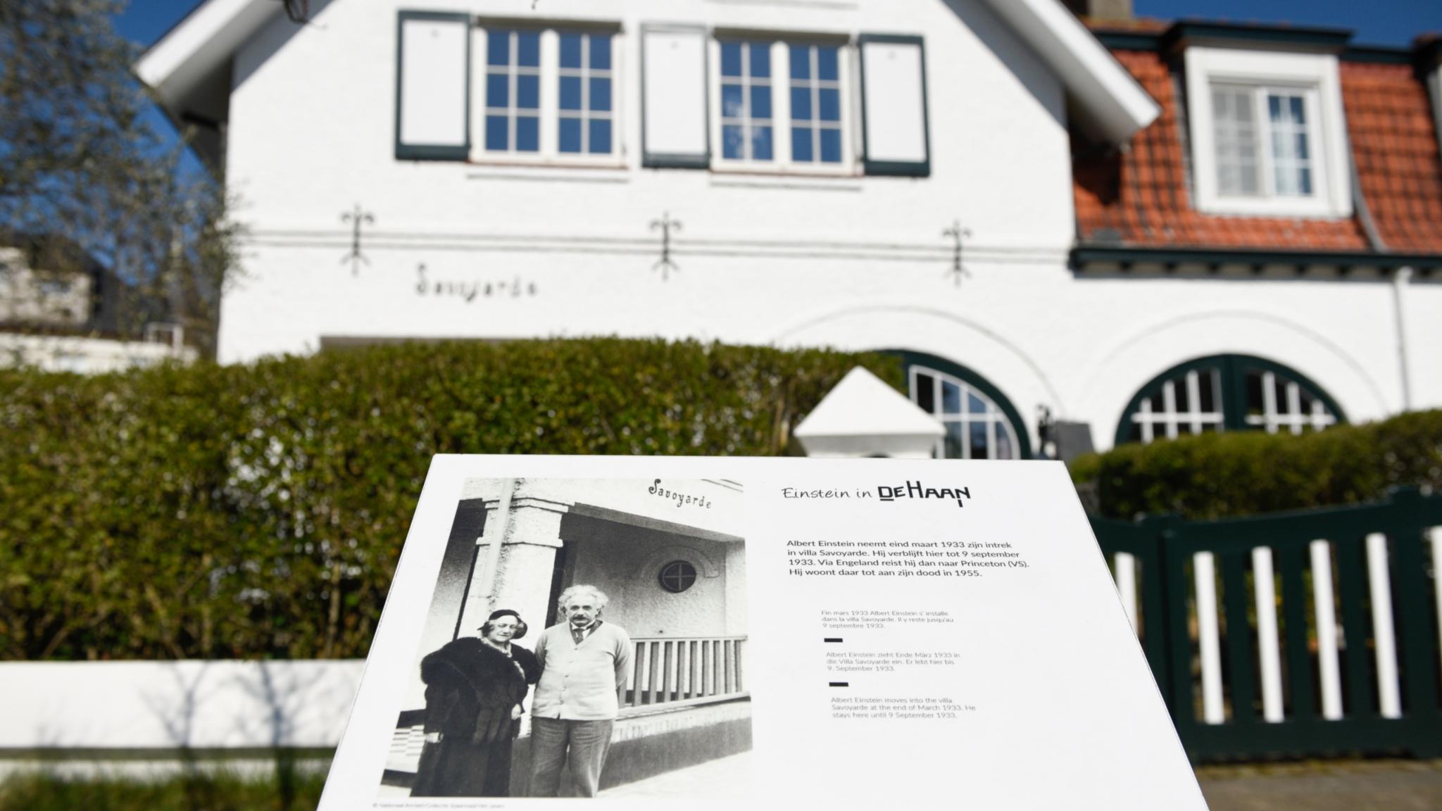 Ein Hinweisschild vor einem weißen Haus