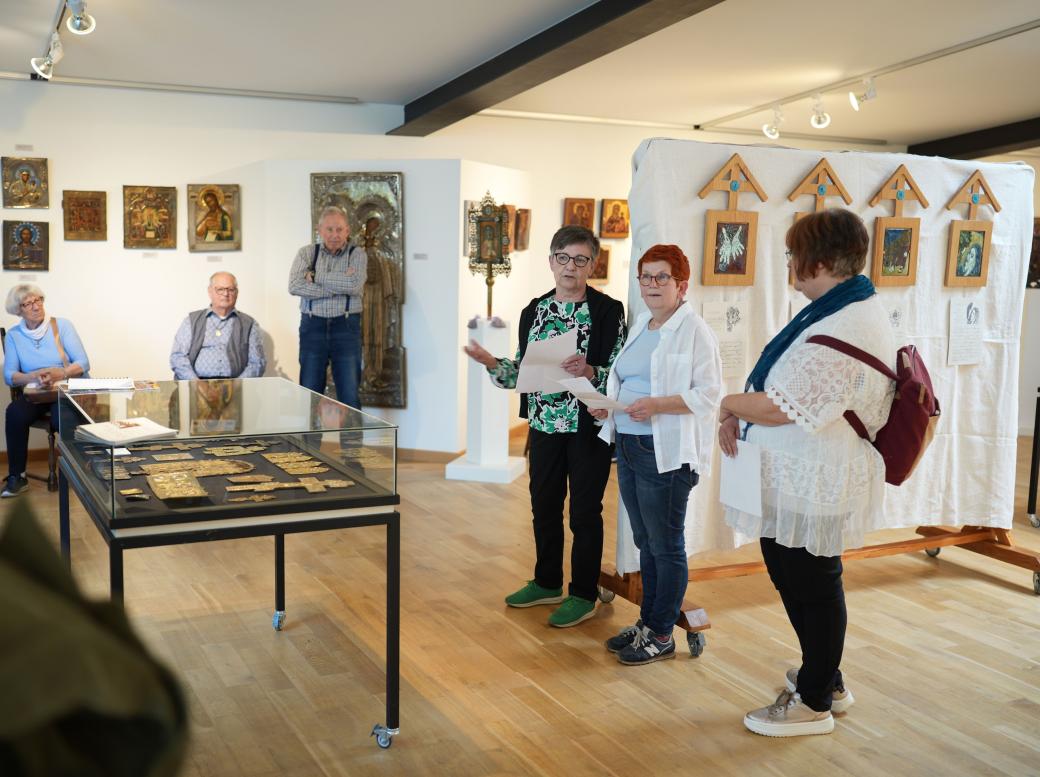 Die Emaille-Künstlerin Isabelle Mathis und die CKI-Vorsitzende Mechthild Häusler (Zweite und Dritte von rechts) eröffnen  die Kreuzweg-Ausstellung
