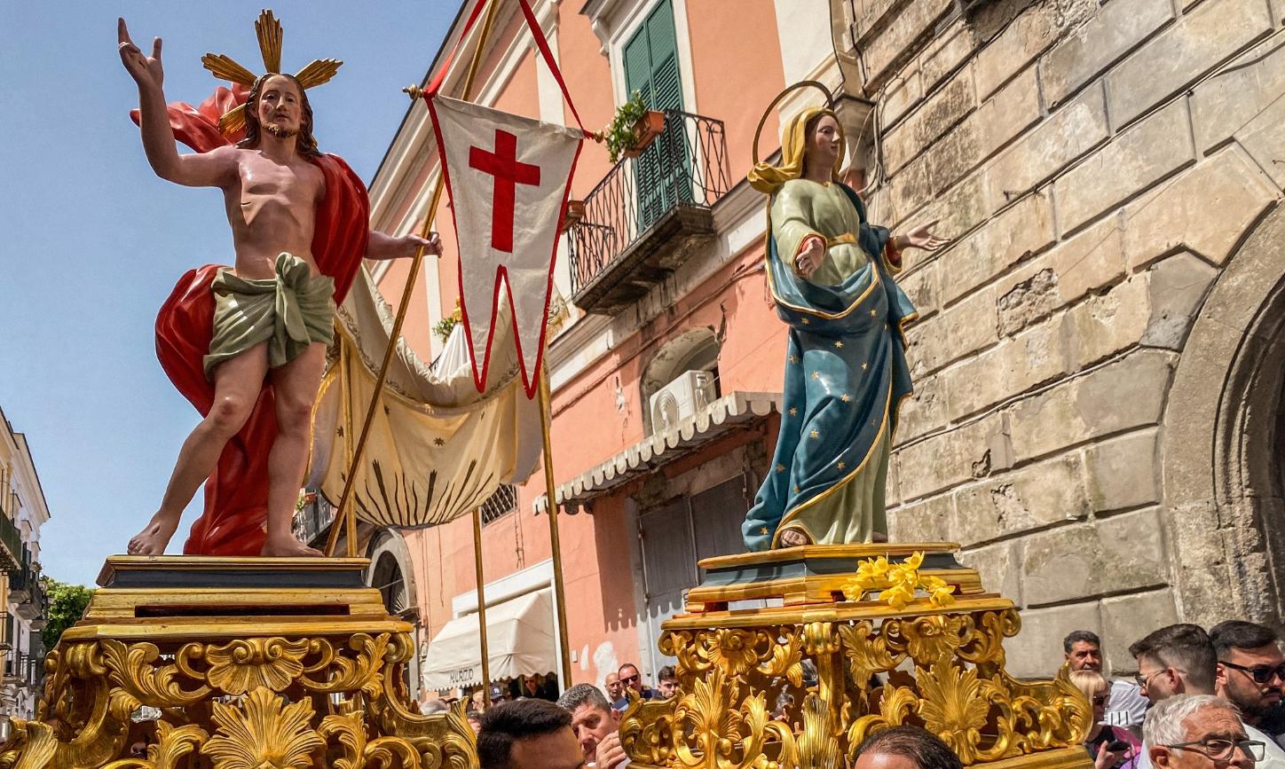 Kostümierte Männer, Mitglieder der Erzbruderschaft Santa Maria Visitapoveri, tragen Statuen von Jesus und Maria bei einer Prozession an Ostersonntag 2025 auf der Insel Ischia in Italien.