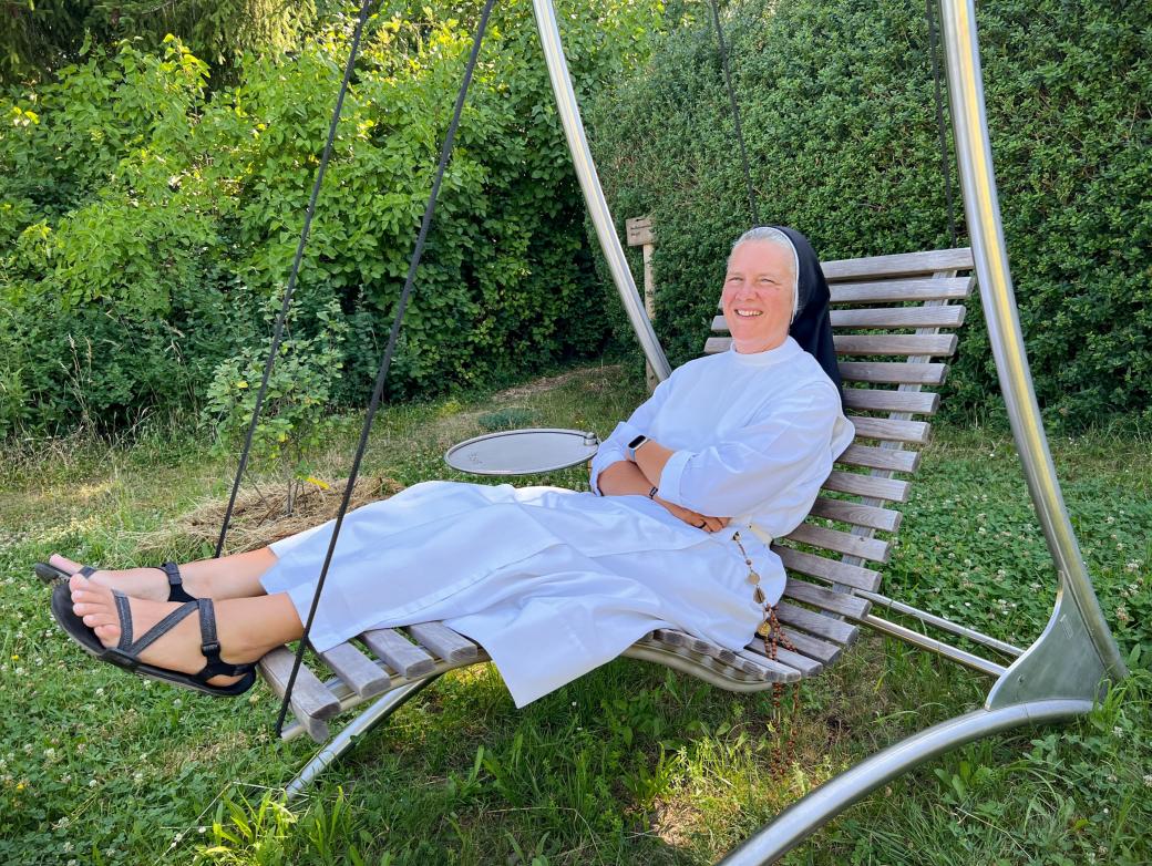 Dominikanerin Ursula Hertewich auf Wellness-Schaukel