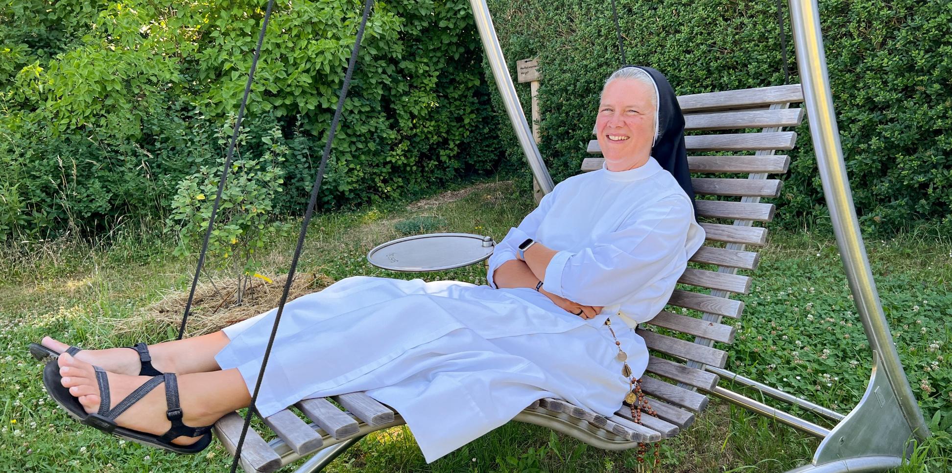 Dominikanerin Ursula Hertewich auf Wellness-Schaukel