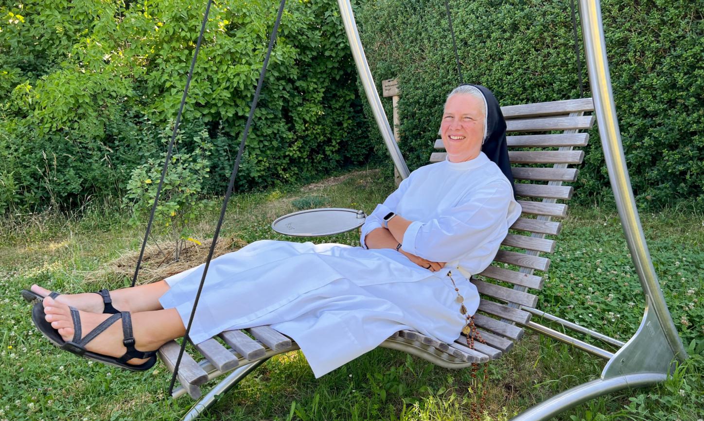 Dominikanerin Ursula Hertewich auf Wellness-Schaukel