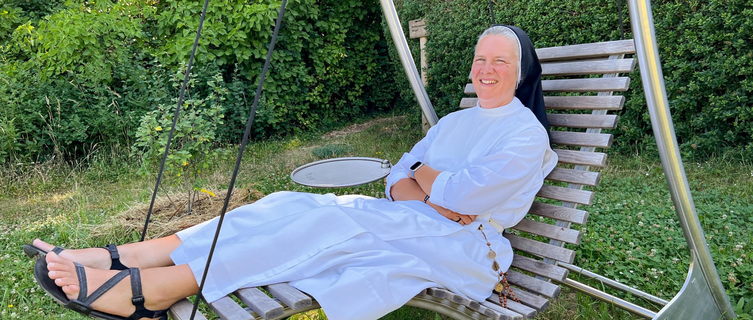 Dominikanerin Ursula Hertewich auf Wellness-Schaukel