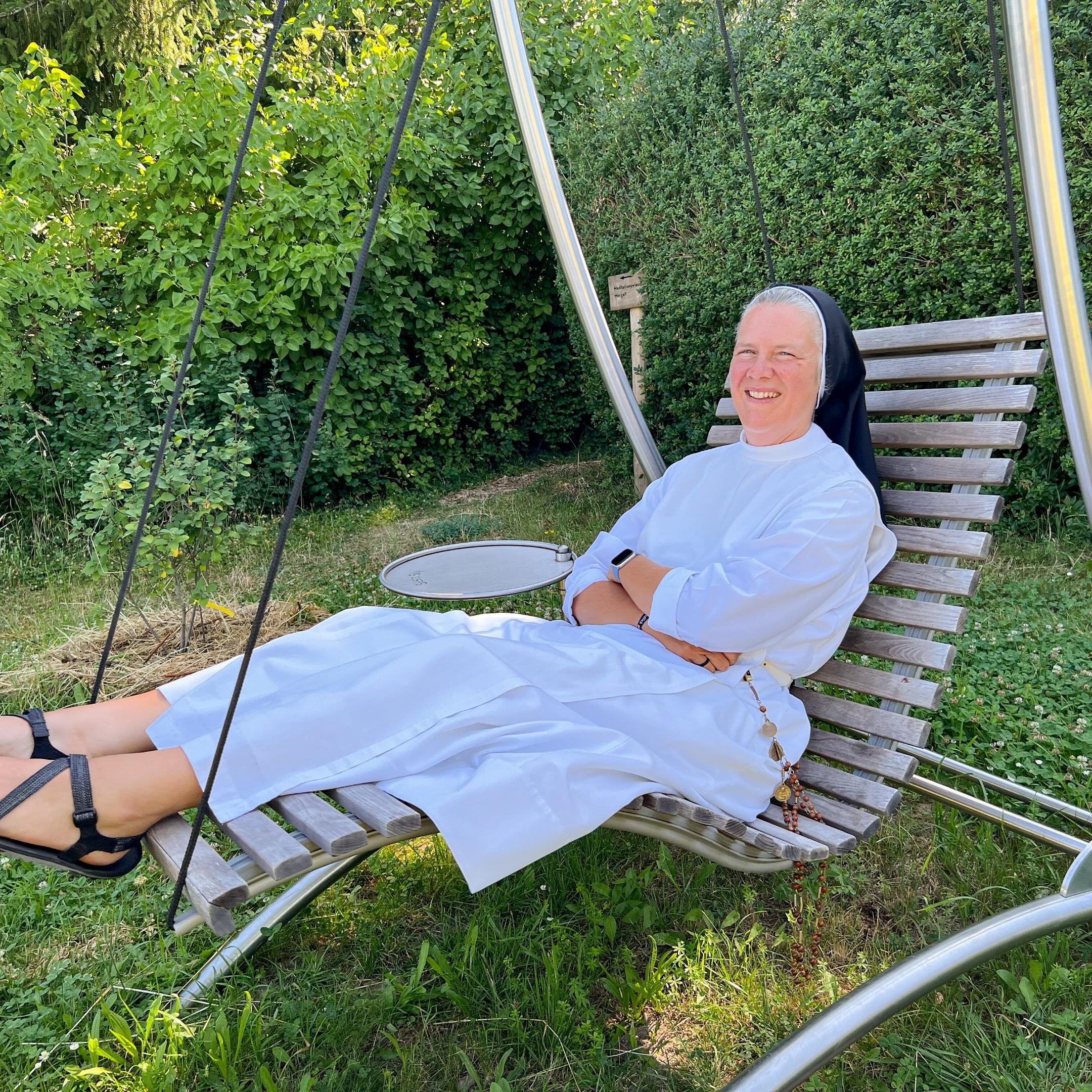 Dominikanerin Ursula Hertewich auf Wellness-Schaukel