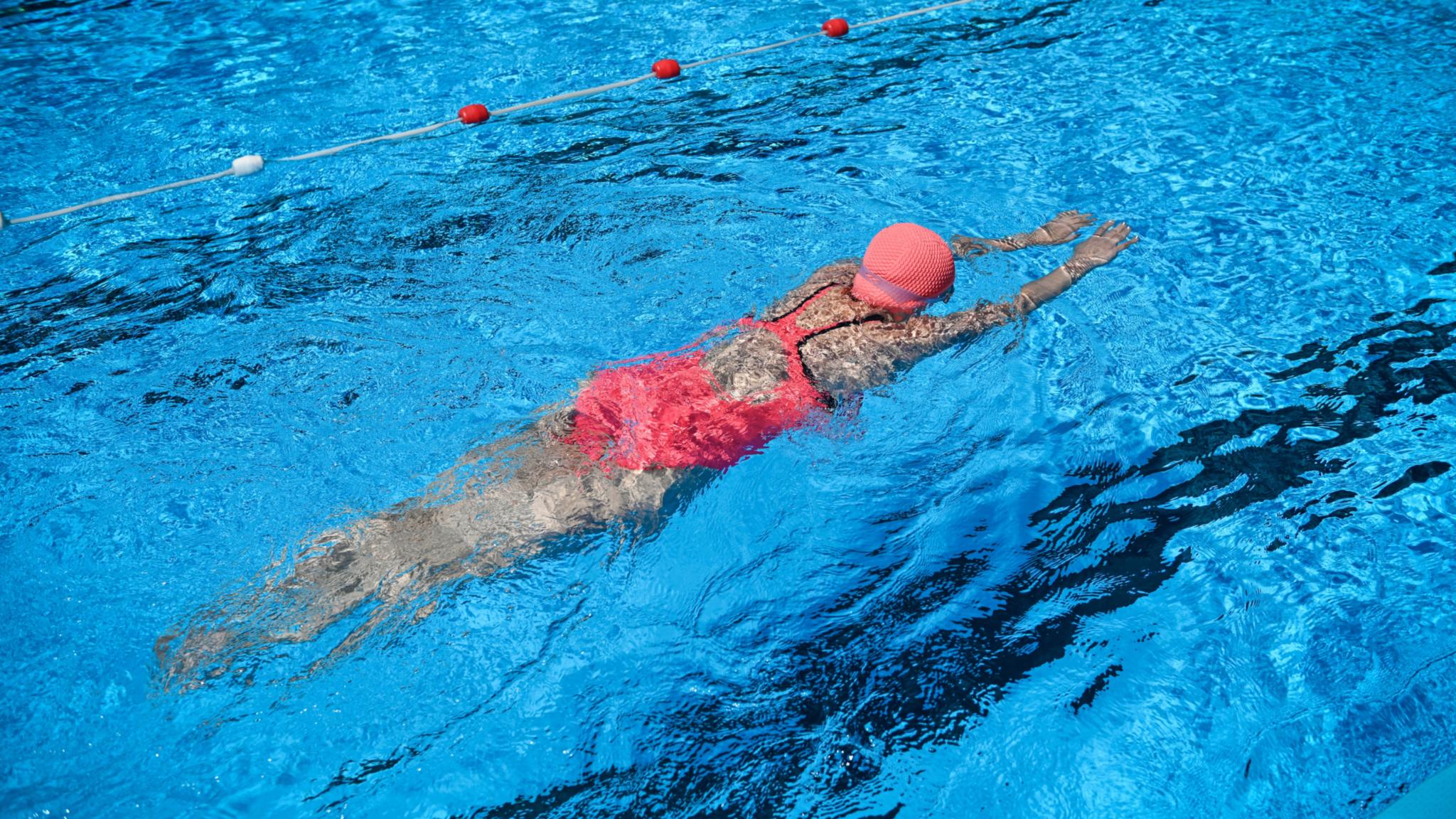 Sportarten wie Schwimmen entlasten den Körper und wirken wie ein kleiner Urlaub.
