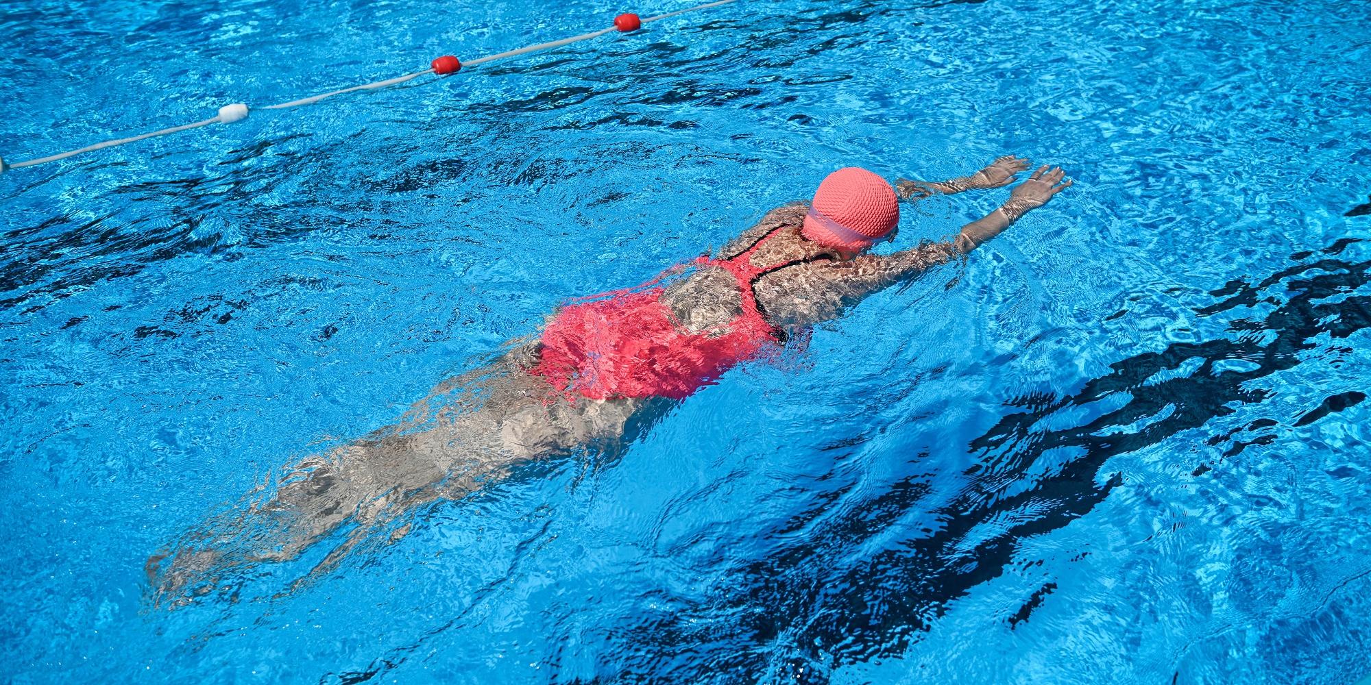 Sportarten wie Schwimmen entlasten den Körper und wirken wie ein kleiner Urlaub.