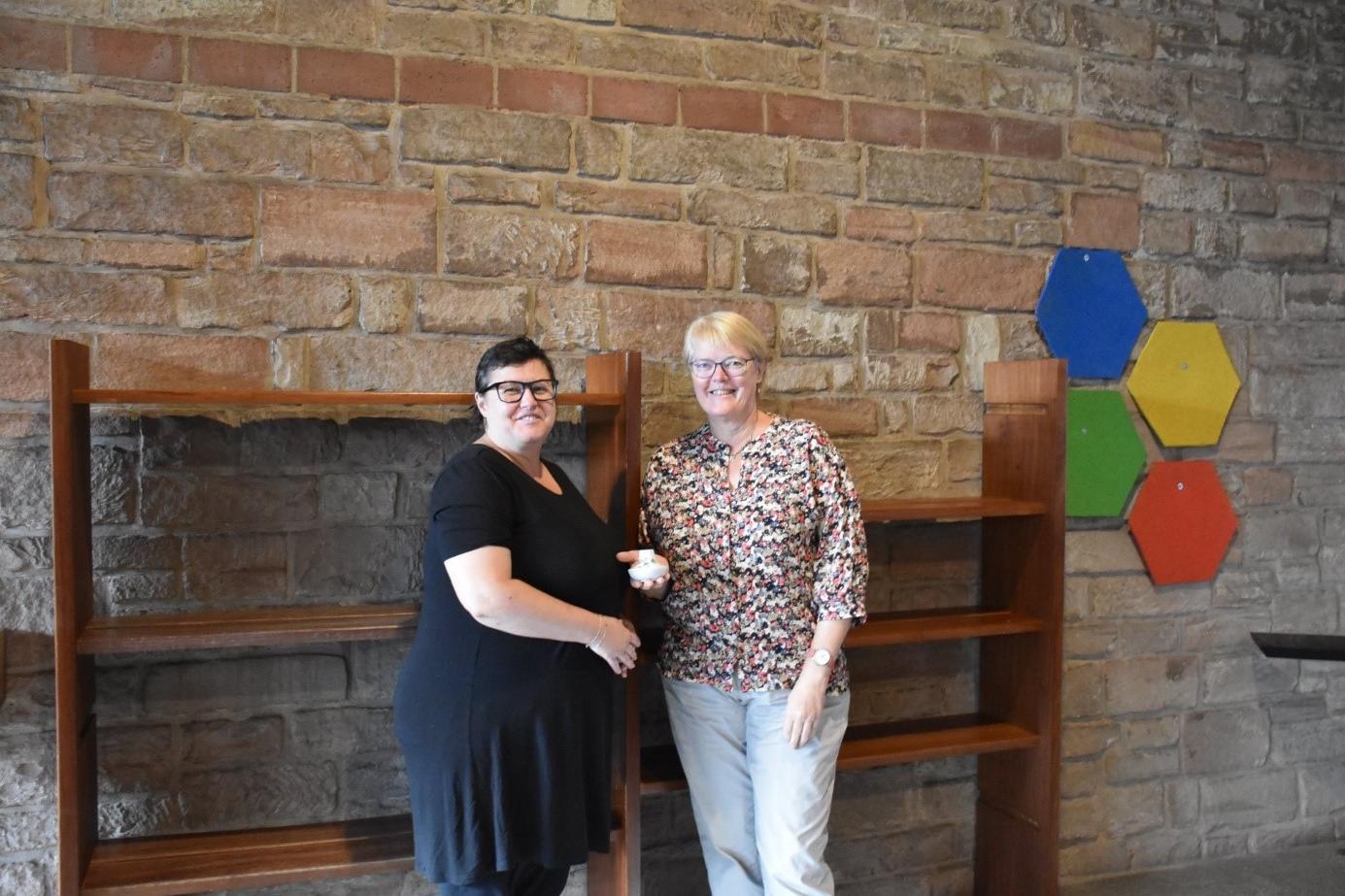 Jasmin Steinbach und Dorothee Kupczik (von links) sind gespannt, mit welchen Erinnerungsgegenständen sich das Regal füllt. Foto: Constanze Haubrich