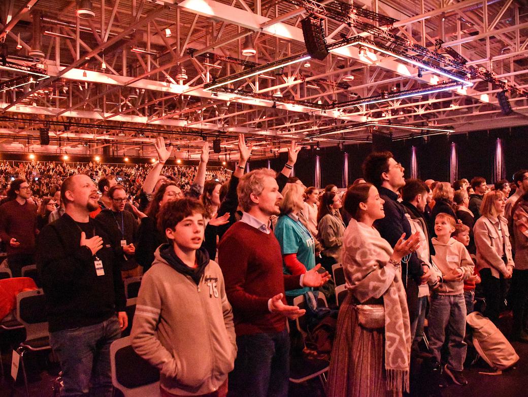 Teilnehmer beim Gottesdienst des christlichen Festivals in den Augsburger Messehallen.