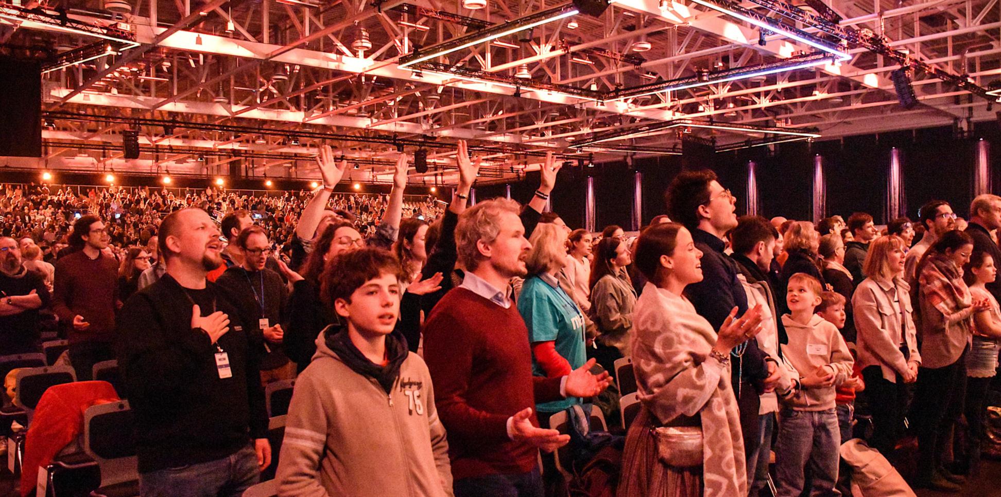 Teilnehmer beim Gottesdienst des christlichen Festivals in den Augsburger Messehallen.