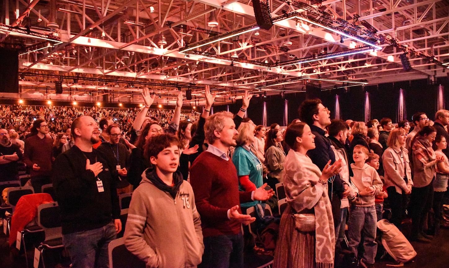Teilnehmer beim Gottesdienst des christlichen Festivals in den Augsburger Messehallen.