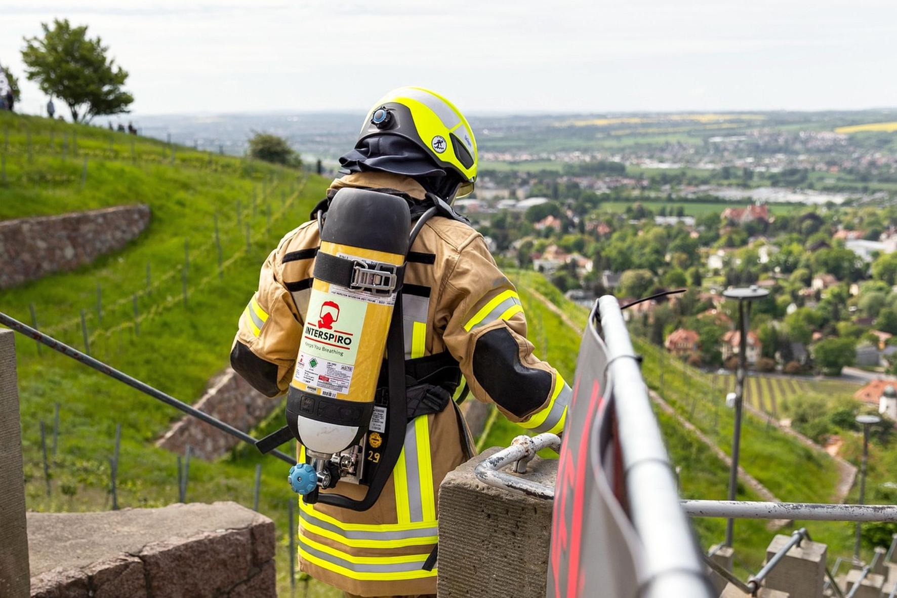 Läufer in Feuerwehrmontur
