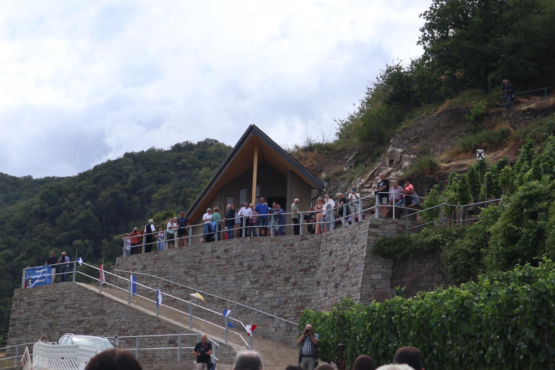 Die neue Kapelle liegt in den Weinbergen über Walporzheim und ist über einen steilen Aufstieg zu erreichen.