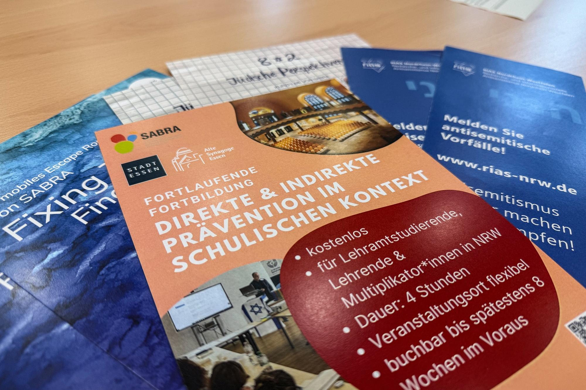 Verschiedene Flyer zur Prävention von Antisemitismus an Schulen