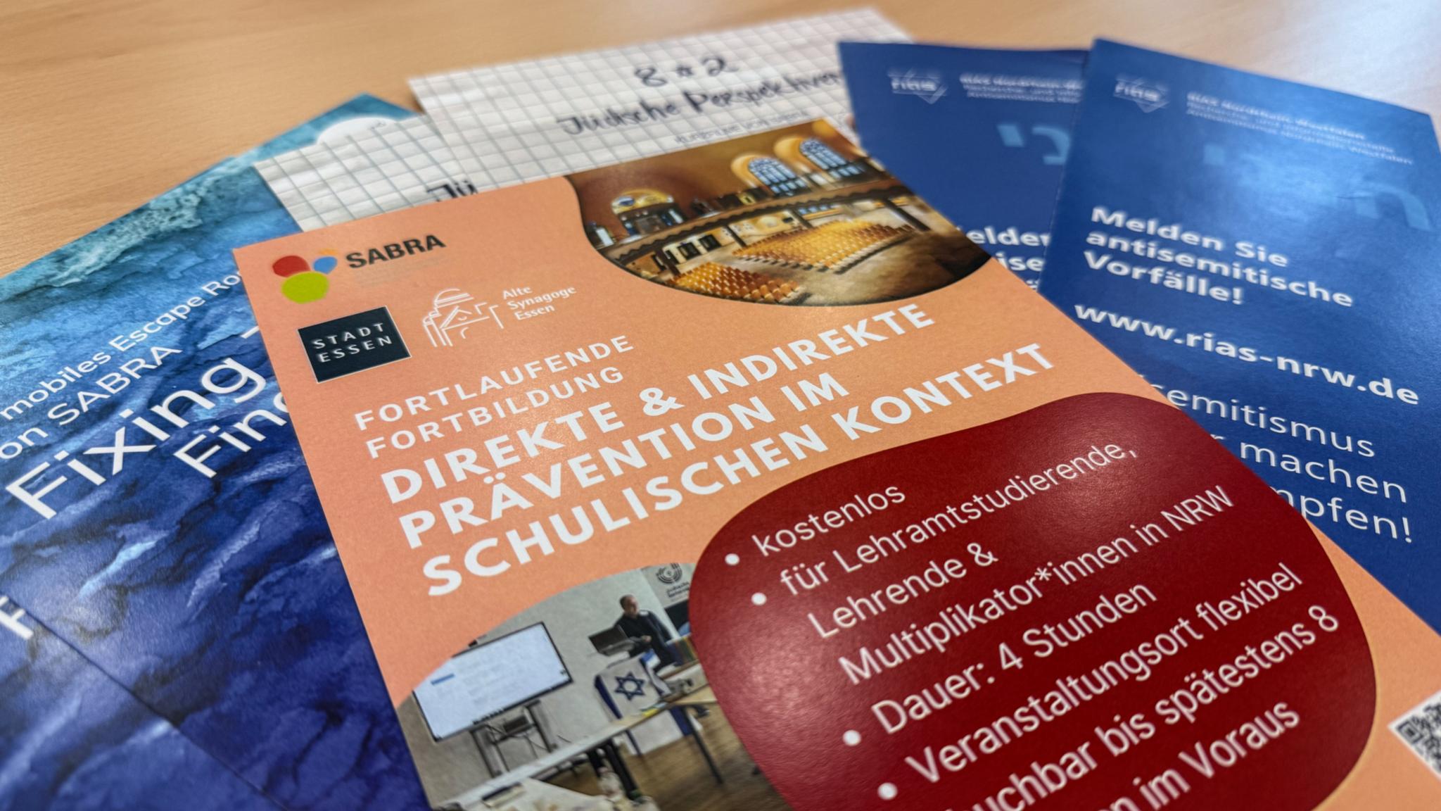 Verschiedene Flyer zur Prävention von Antisemitismus an Schulen