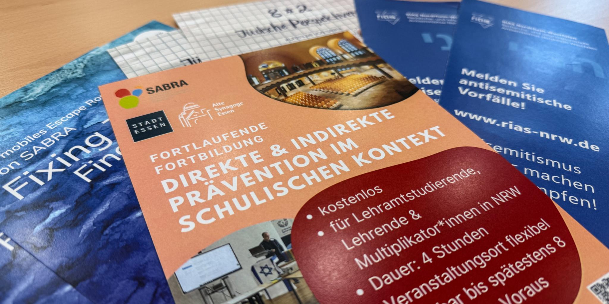 Verschiedene Flyer zur Prävention von Antisemitismus an Schulen (c) Anita Hirschbeck/KNA Verschiedene Flyer zur Prävention von Antisemitismus an Schulen