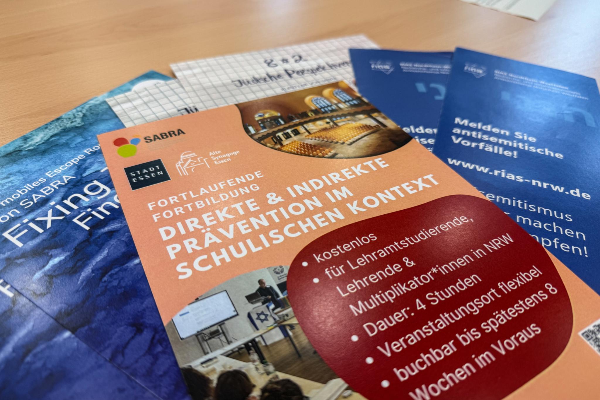 Verschiedene Flyer zur Prävention von Antisemitismus an Schulen