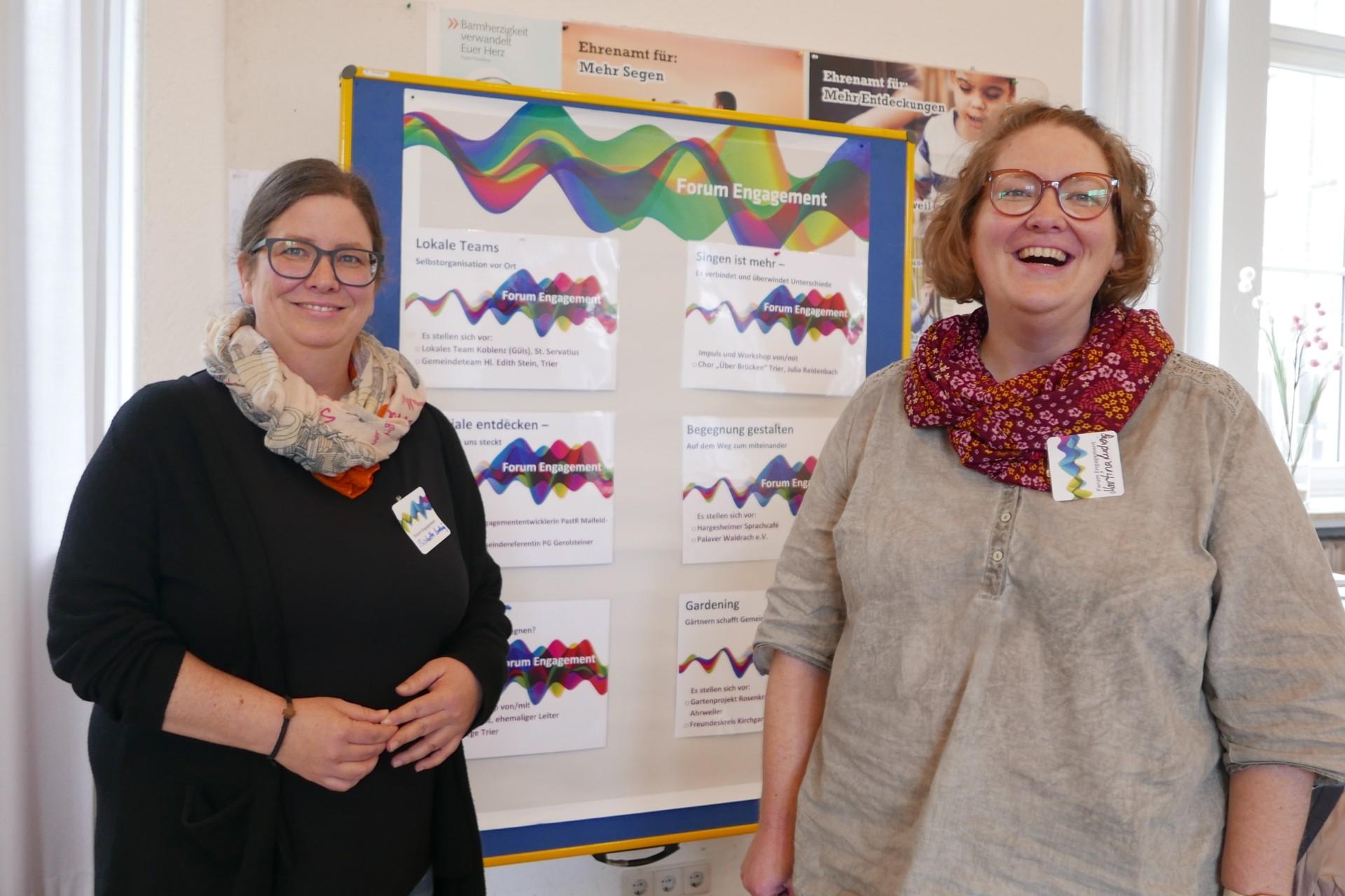 Elisabeth und Martina Ludwig (von links) aus der Pfarrei Arzfeld-Neuerburg haben die Angebote beim Forum Engagement dankbar genutzt und sich unter anderem in Sachen Lokale Teams inspirieren lassen.
