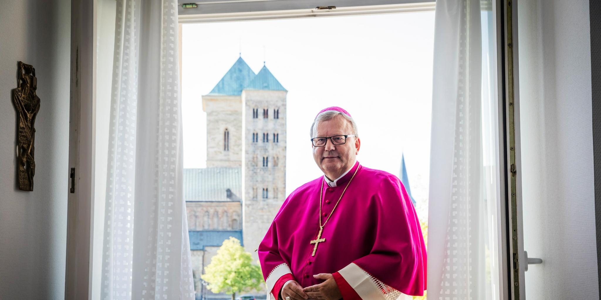 ranz-Josef Bode – hier 2019 auf dem Balkon seiner Wohnung im Bischofshaus mit Blick auf den Dom – ist nicht mehr Bischof von Osnabrück.