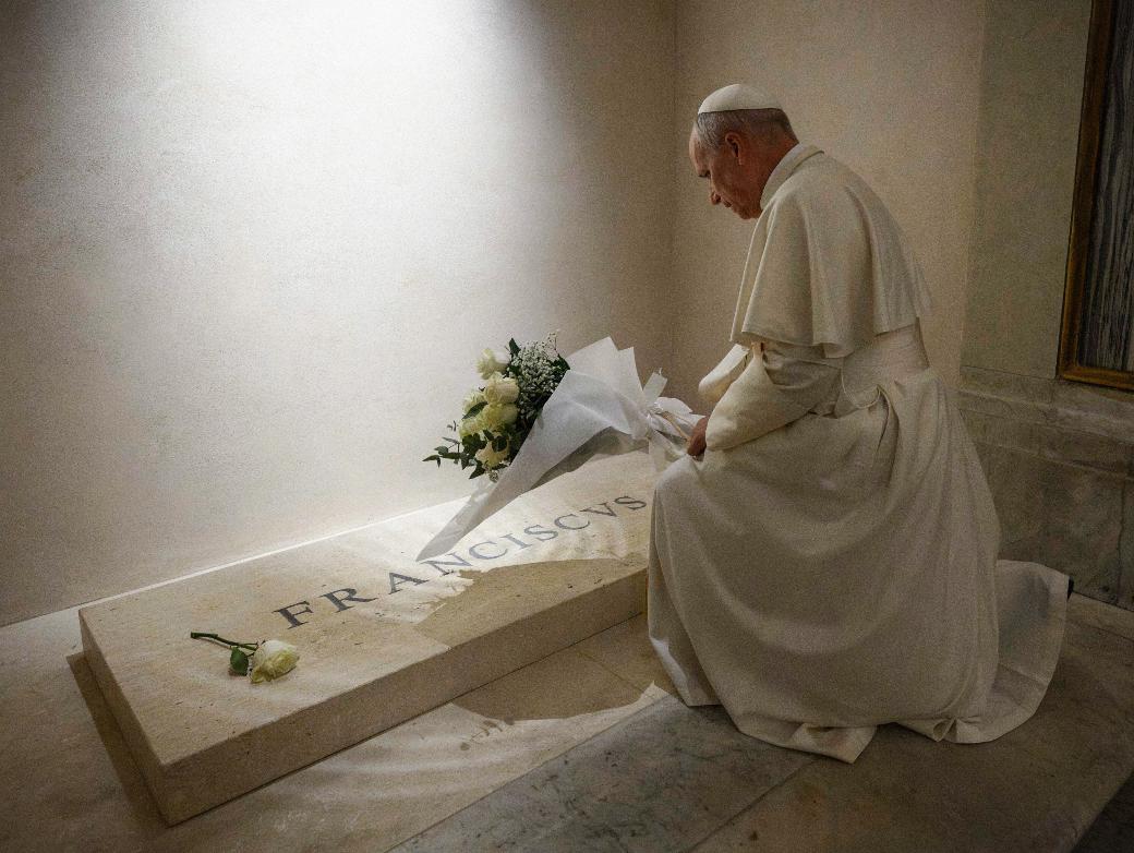 Papst Leo am Grab von Papst Franziskus in der Basilika Santa Maria Maggiore.